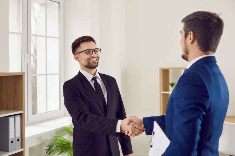 Difference Between A Real Estate Agent and A Broker 